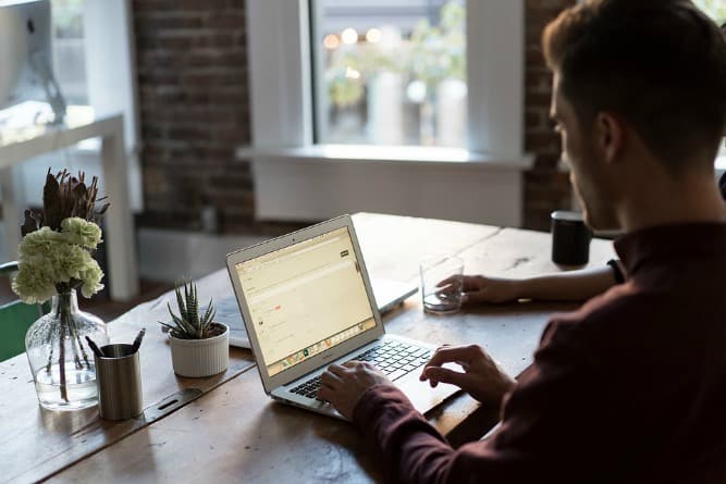 (*) De juiste werkhouding achter een bureau