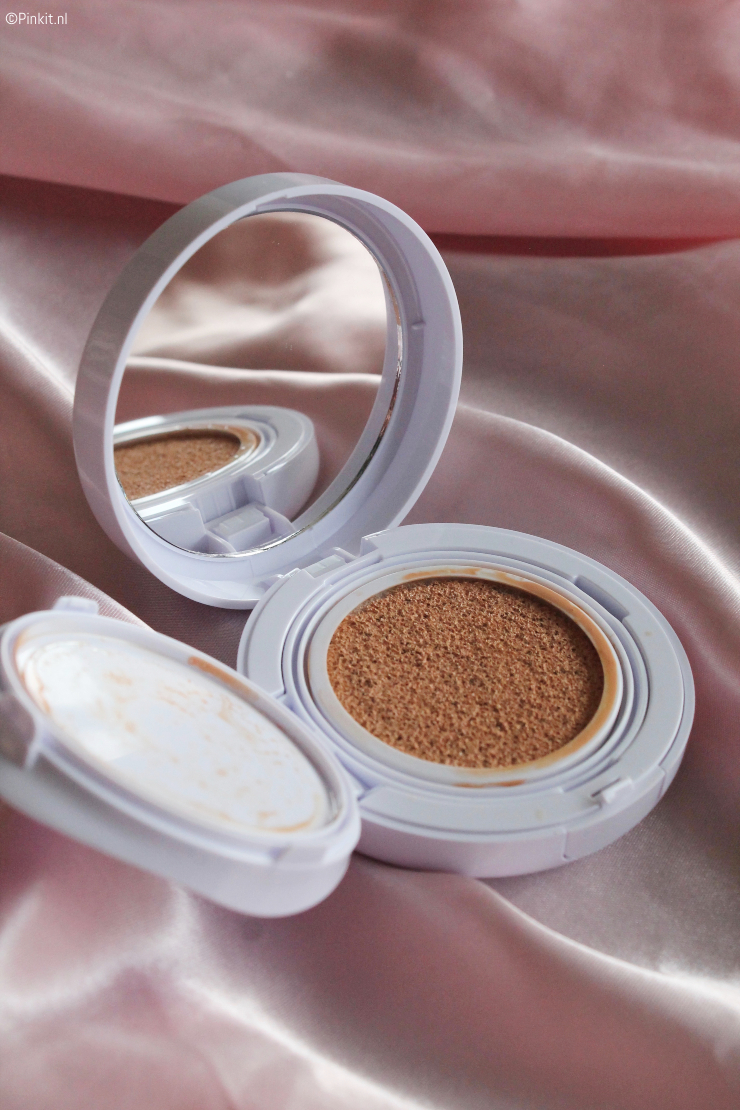 In Korea zijn cushion foundations razend populair en ook in Nederland zijn er steeds meer merken die hun eigen variant uitbrengen. Tijdens het online shoppen stuitte ik op de Nivea Hyaluron Cellular Filler 3 in 1 Care Cushion, deze ging direct mijn winkelmandje in!