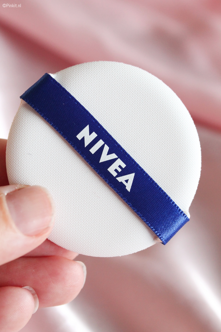 In Korea zijn cushion foundations razend populair en ook in Nederland zijn er steeds meer merken die hun eigen variant uitbrengen. Tijdens het online shoppen stuitte ik op de Nivea Hyaluron Cellular Filler 3 in 1 Care Cushion, deze ging direct mijn winkelmandje in!