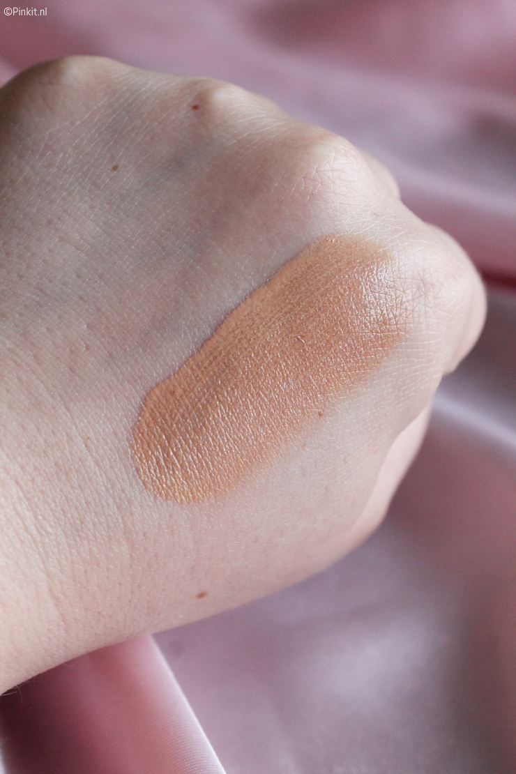In Korea zijn cushion foundations razend populair en ook in Nederland zijn er steeds meer merken die hun eigen variant uitbrengen. Tijdens het online shoppen stuitte ik op de Nivea Hyaluron Cellular Filler 3 in 1 Care Cushion, deze ging direct mijn winkelmandje in!