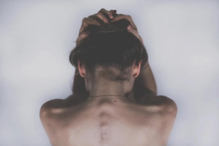 CBD OLIE BIJ PIJNEN : KAN HET HELPEN TEGEN ZENUWPIJN, HOOFDPIJN EN MIGRAINE?