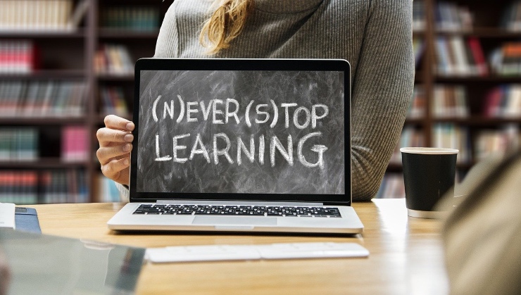 HET ONLINE UITZOEKEN VAN EEN MIDDELBARE SCHOOL…