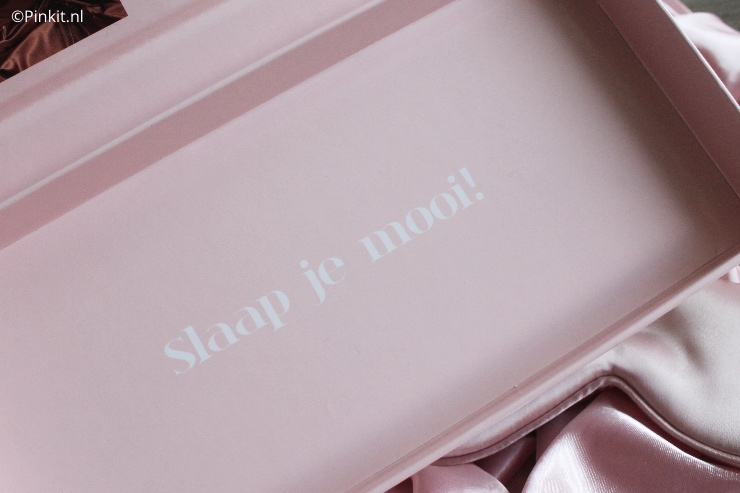 Een paar maanden geleden maakte ik voor het eerst kennis met het merk Beauty Pillow, inmiddels slaap ik bijna elke nacht op een satijnen kussensloop. Maar dit merk heeft ook nog andere items zoals de Luxury Silk Mask en die heb ik natuurlijk ook geprobeerd.