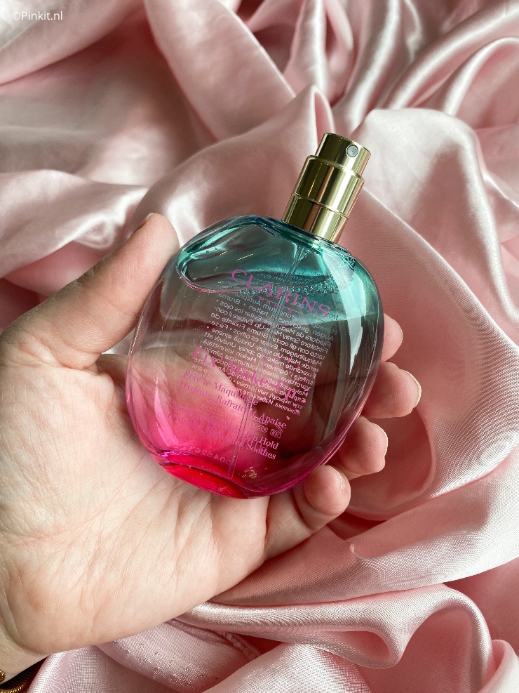 Online zag ik de nieuwe Clarins Frozen Summer 2021 Collection voorbijkomen en ik kon niet wachten op mijn bestelling te plaatsen. Eigenlijk wilde ik alles kopen, maar ik ben begonnen met de Clarins Fix' Make Up. Sowieso vanwege de mooie flacon, maar ook omdat ik deze spray al jaren met liefde gebruik.