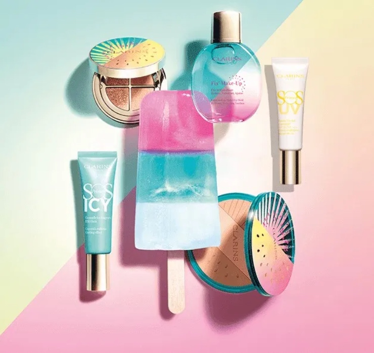 Online zag ik de nieuwe Clarins Frozen Summer 2021 Collection voorbijkomen en ik kon niet wachten op mijn bestelling te plaatsen. Eigenlijk wilde ik alles kopen, maar ik ben begonnen met de Clarins Fix' Make Up. Sowieso vanwege de mooie flacon, maar ook omdat ik deze spray al jaren met liefde gebruik.