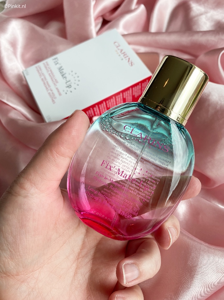 Online zag ik de nieuwe Clarins Frozen Summer 2021 Collection voorbijkomen en ik kon niet wachten op mijn bestelling te plaatsen. Eigenlijk wilde ik alles kopen, maar ik ben begonnen met de Clarins Fix' Make Up. Sowieso vanwege de mooie flacon, maar ook omdat ik deze spray al jaren met liefde gebruik.