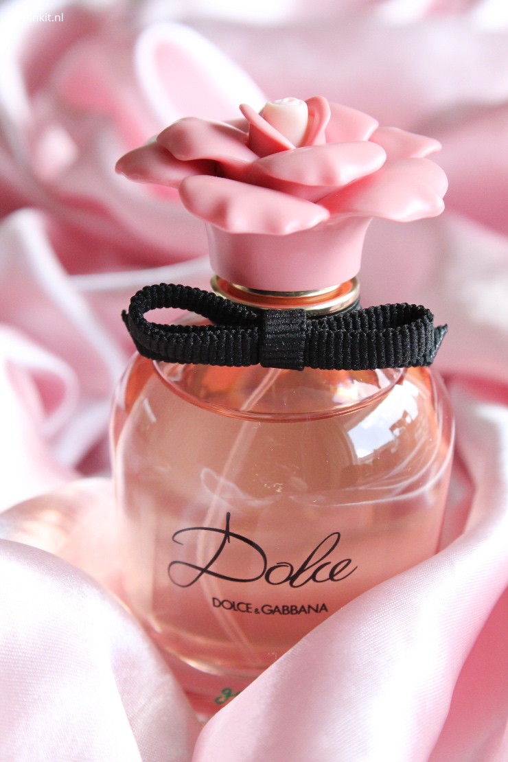 In 2018 is Dolce Garden van Dolce & Gabbana gelanceerd, naar mijn mening de lekkerste flanker van Dolce. Ik heb vorig jaar een flacon gekocht en die was dus binnen 2 á 3 maanden leeg. Zo lekker vind ik deze geur! Dat is gelijk ook een spoiler van dit artikel, maar ik bestelde eindelijk weer een nieuwe flacon en dit keer wilde ik wel over Dolce Garden schrijven.