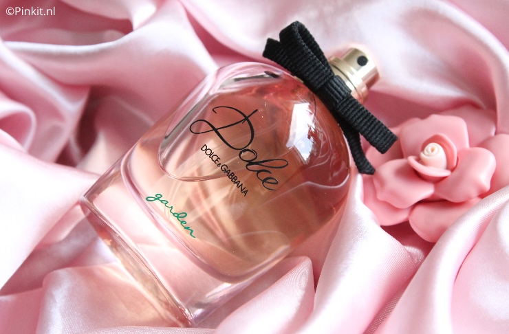 In 2018 is Dolce Garden van Dolce & Gabbana gelanceerd, naar mijn mening de lekkerste flanker van Dolce. Ik heb vorig jaar een flacon gekocht en die was dus binnen 2 á 3 maanden leeg. Zo lekker vind ik deze geur! Dat is gelijk ook een spoiler van dit artikel, maar ik bestelde eindelijk weer een nieuwe flacon en dit keer wilde ik wel over Dolce Garden schrijven.
