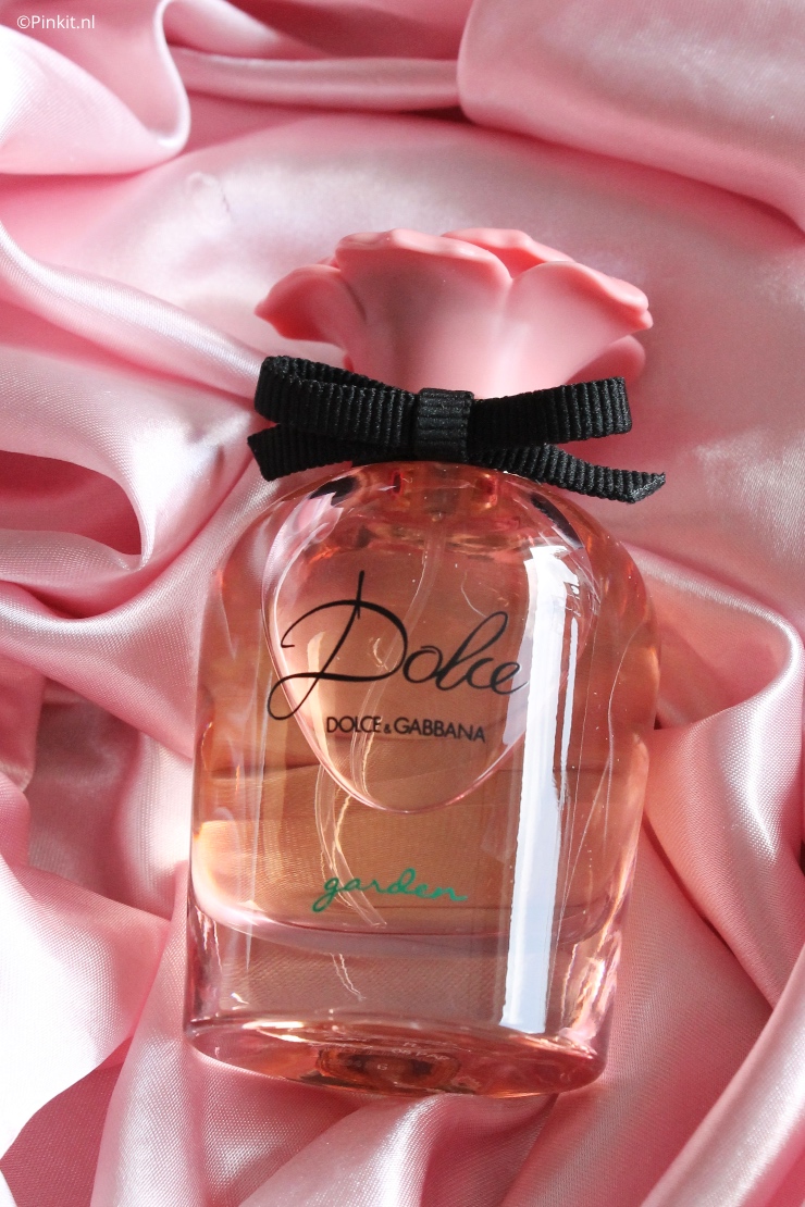 In 2018 is Dolce Garden van Dolce & Gabbana gelanceerd, naar mijn mening de lekkerste flanker van Dolce. Ik heb vorig jaar een flacon gekocht en die was dus binnen 2 á 3 maanden leeg. Zo lekker vind ik deze geur! Dat is gelijk ook een spoiler van dit artikel, maar ik bestelde eindelijk weer een nieuwe flacon en dit keer wilde ik wel over Dolce Garden schrijven.