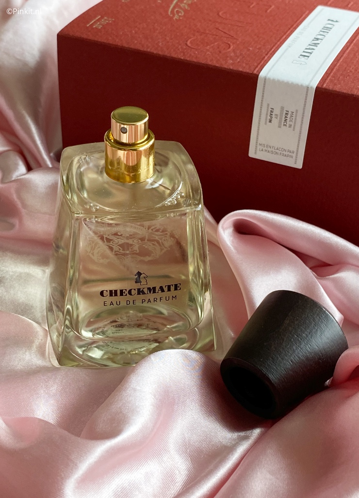 Begin deze maand kwam er een pakket binnen met daarin de nieuwste lancering van Frapin genaamd Checkmate. Dit is mijn eerste parfum van dit luxe, niche merk en ook gelijk de meest bijzondere uit mijn gehele parfum collectie. Dat klinkt gelijk al veel belovend toch?!