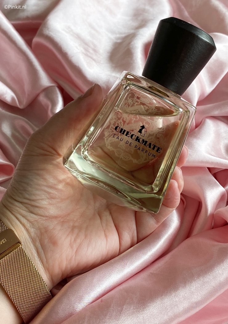 Begin deze maand kwam er een pakket binnen met daarin de nieuwste lancering van Frapin genaamd Checkmate. Dit is mijn eerste parfum van dit luxe, niche merk en ook gelijk de meest bijzondere uit mijn gehele parfum collectie. Dat klinkt gelijk al veel belovend toch?!