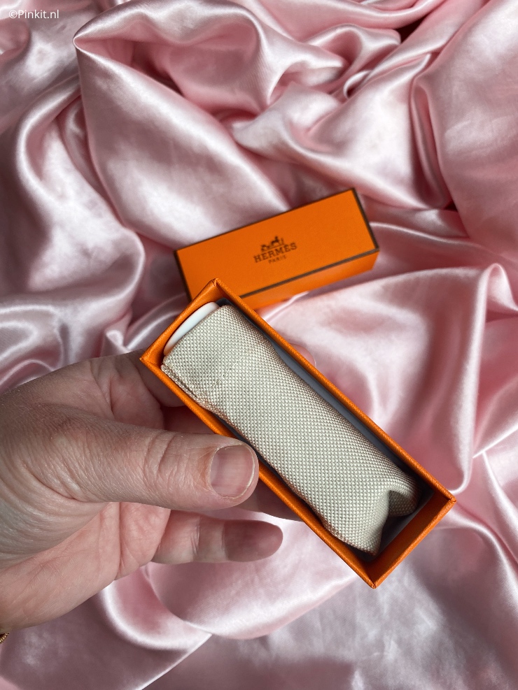 Ik had al een tijdje de Hèrmes Rouge Hèrmes Satin Lipstick Rose Oasis op het oog en dacht omdat het een limited edition kleur is...die ga ik toevoegen aan mijn collectie.