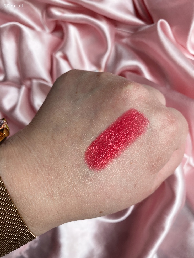 Ik had al een tijdje de Hèrmes Rouge Hèrmes Satin Lipstick Rose Oasis op het oog en dacht omdat het een limited edition kleur is...die ga ik toevoegen aan mijn collectie.