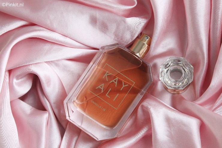 De producten van Huda Beauty & KAYALI zijn al een tijdje te koop in Nederland én vanaf dag één heb ik de Vanilla | 28 Eau de Parfum op mijn wishlist staan. Een paar weken terug had Ici Paris XL 25% korting op alle parfums en toen plaatste ik ook direct een bestelling, Vanilla | 28 was steeds uitverkocht en dit keer had ik meer geluk!