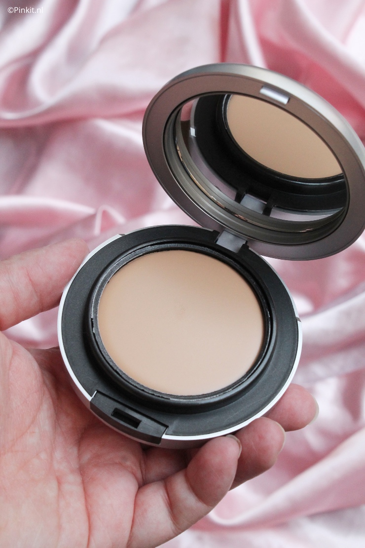 Nog niet zolang geleden heb ik een review geschreven over de Studio Radiance Face and Body Radiant Sheer Foundation, maar dat is niet de enige foundation die is vernieuwd. Ook de bestseller M.A.C Studio Fix Tech Cream-to-Powder Foundation is onder handen genomen en bevat nu o.a. een vernieuwde formule en er zijn nieuwe kleuren aan het assortiment toegevoegd.