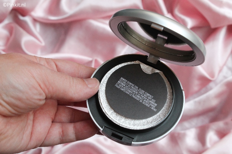 Nog niet zolang geleden heb ik een review geschreven over de Studio Radiance Face and Body Radiant Sheer Foundation, maar dat is niet de enige foundation die is vernieuwd. Ook de bestseller M.A.C Studio Fix Tech Cream-to-Powder Foundation is onder handen genomen en bevat nu o.a. een vernieuwde formule en er zijn nieuwe kleuren aan het assortiment toegevoegd.