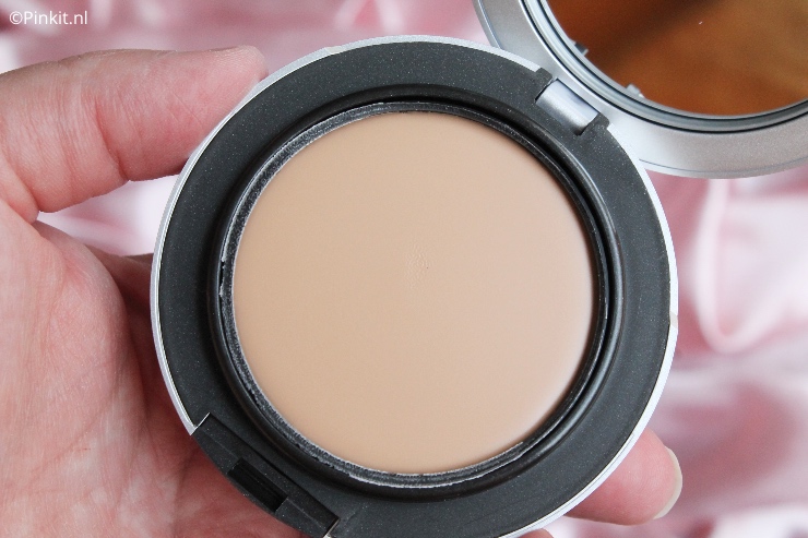 Nog niet zolang geleden heb ik een review geschreven over de Studio Radiance Face and Body Radiant Sheer Foundation, maar dat is niet de enige foundation die is vernieuwd. Ook de bestseller M.A.C Studio Fix Tech Cream-to-Powder Foundation is onder handen genomen en bevat nu o.a. een vernieuwde formule en er zijn nieuwe kleuren aan het assortiment toegevoegd.