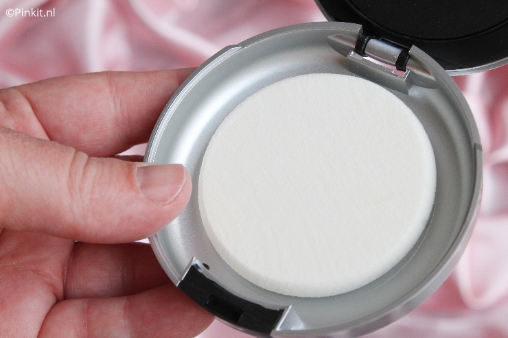Nog niet zolang geleden heb ik een review geschreven over de Studio Radiance Face and Body Radiant Sheer Foundation, maar dat is niet de enige foundation die is vernieuwd. Ook de bestseller M.A.C Studio Fix Tech Cream-to-Powder Foundation is onder handen genomen en bevat nu o.a. een vernieuwde formule en er zijn nieuwe kleuren aan het assortiment toegevoegd.