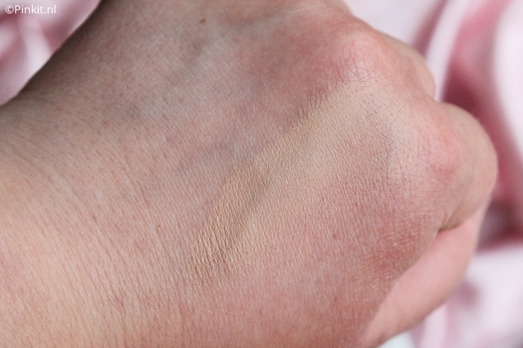 Nog niet zolang geleden heb ik een review geschreven over de Studio Radiance Face and Body Radiant Sheer Foundation, maar dat is niet de enige foundation die is vernieuwd. Ook de bestseller M.A.C Studio Fix Tech Cream-to-Powder Foundation is onder handen genomen en bevat nu o.a. een vernieuwde formule en er zijn nieuwe kleuren aan het assortiment toegevoegd.