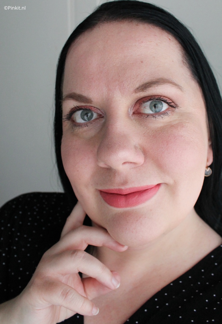 Nog niet zolang geleden heb ik een review geschreven over de Studio Radiance Face and Body Radiant Sheer Foundation, maar dat is niet de enige foundation die is vernieuwd. Ook de bestseller M.A.C Studio Fix Tech Cream-to-Powder Foundation is onder handen genomen en bevat nu o.a. een vernieuwde formule en er zijn nieuwe kleuren aan het assortiment toegevoegd.