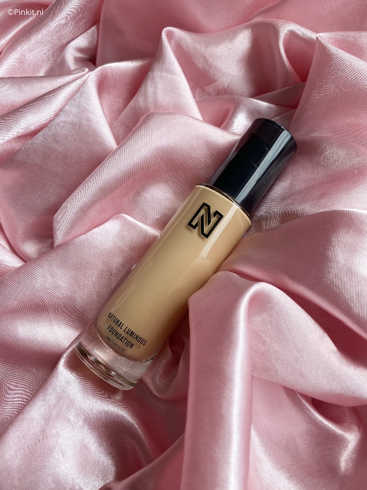 Vorige week heeft Nikkie Plessen haar eigen beautylijn gelanceerd genaamd N-Beauty. Als beautyblogger was ik gelijk nieuwsgierig, maar net zoals vele was ik ook teleurgesteld in o.a. de kleuren (of beter gezegd het gebrek daar aan) foundation. In dit artikel ga ik het product zelf reviewen, maar ik ga het ook hebben over alles eromheen. Dit doe ik bij elk merk en product en dat zal ik ook bij de N-Beauty Natural Luminous foundation op een 100% eerlijke manier doen, dacht zeg dat er toch even bij!
