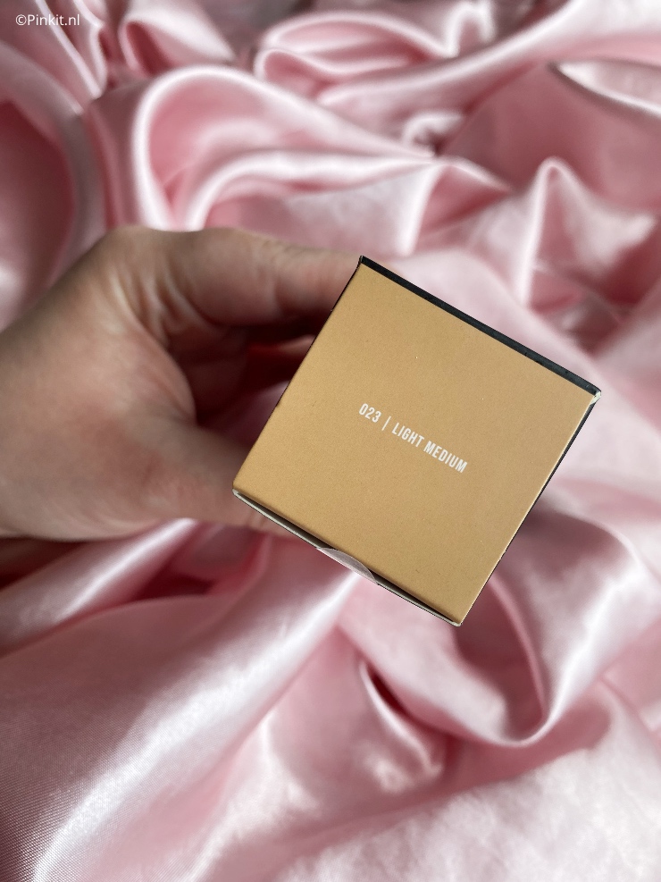 Vorige week heeft Nikkie Plessen haar eigen beautylijn gelanceerd genaamd N-Beauty. Als beautyblogger was ik gelijk nieuwsgierig, maar net zoals vele was ik ook teleurgesteld in o.a. de kleuren (of beter gezegd het gebrek daar aan) foundation. In dit artikel ga ik het product zelf reviewen, maar ik ga het ook hebben over alles eromheen. Dit doe ik bij elk merk en product en dat zal ik ook bij de N-Beauty Natural Luminous foundation op een 100% eerlijke manier doen, dacht zeg dat er toch even bij!
