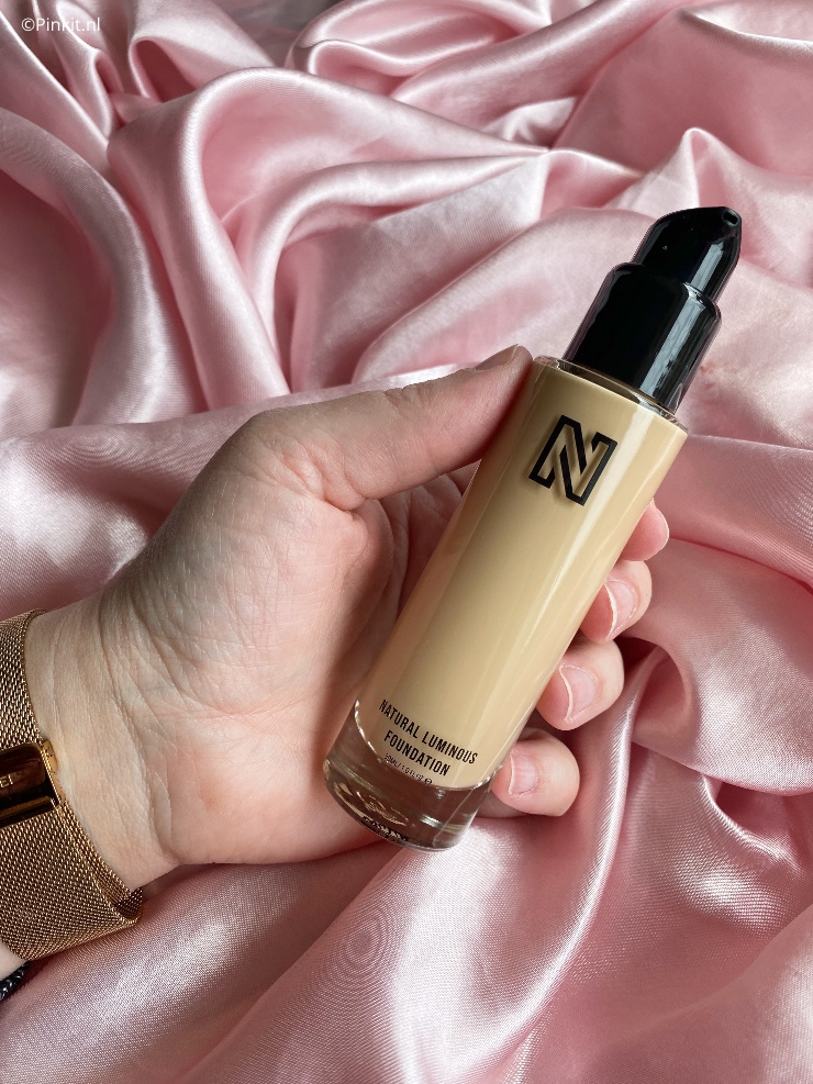 Vorige week heeft Nikkie Plessen haar eigen beautylijn gelanceerd genaamd N-Beauty. Als beautyblogger was ik gelijk nieuwsgierig, maar net zoals vele was ik ook teleurgesteld in o.a. de kleuren (of beter gezegd het gebrek daar aan) foundation. In dit artikel ga ik het product zelf reviewen, maar ik ga het ook hebben over alles eromheen. Dit doe ik bij elk merk en product en dat zal ik ook bij de N-Beauty Natural Luminous foundation op een 100% eerlijke manier doen, dacht zeg dat er toch even bij!
