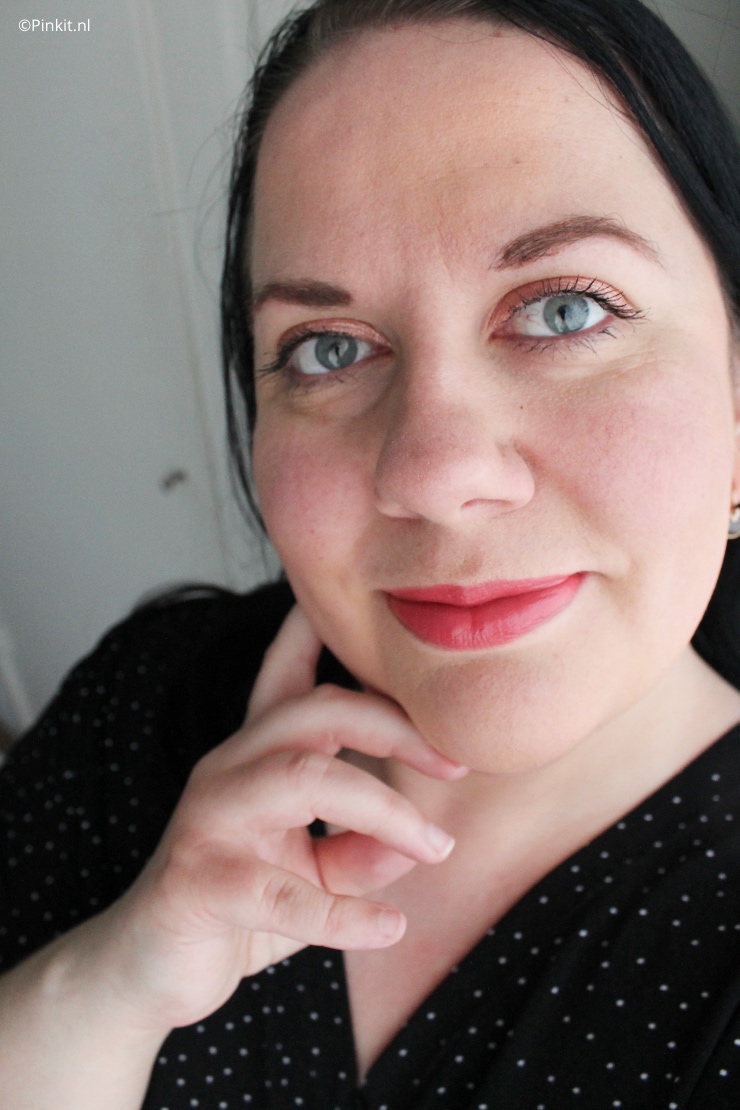 Vorige week heeft Nikkie Plessen haar eigen beautylijn gelanceerd genaamd N-Beauty. Als beautyblogger was ik gelijk nieuwsgierig, maar net zoals vele was ik ook teleurgesteld in o.a. de kleuren (of beter gezegd het gebrek daar aan) foundation. In dit artikel ga ik het product zelf reviewen, maar ik ga het ook hebben over alles eromheen. Dit doe ik bij elk merk en product en dat zal ik ook bij de N-Beauty Natural Luminous foundation op een 100% eerlijke manier doen, dacht zeg dat er toch even bij!