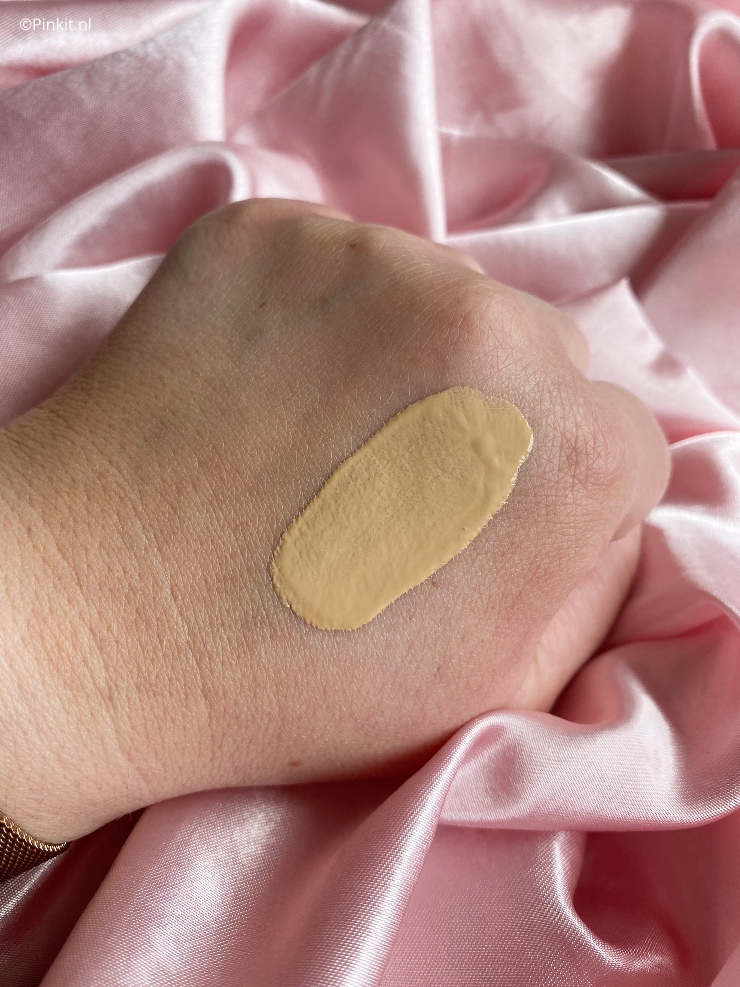 Vorige week heeft Nikkie Plessen haar eigen beautylijn gelanceerd genaamd N-Beauty. Als beautyblogger was ik gelijk nieuwsgierig, maar net zoals vele was ik ook teleurgesteld in o.a. de kleuren (of beter gezegd het gebrek daar aan) foundation. In dit artikel ga ik het product zelf reviewen, maar ik ga het ook hebben over alles eromheen. Dit doe ik bij elk merk en product en dat zal ik ook bij de N-Beauty Natural Luminous foundation op een 100% eerlijke manier doen, dacht zeg dat er toch even bij!