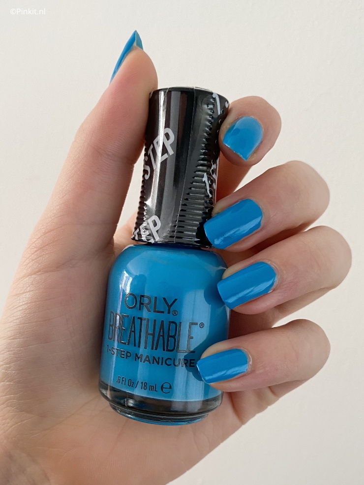 Eind vorig jaar heb ik voor het eerst geschreven over diverse kleuren uit de Orly Breathable 1-Step Manicure lijn en in dit artikel deel ik weer 3 swatches. Ik heb namelijk de volgende kleuren ontvangen: Cherry Bomb, You Had Me At Hydrangea & Downpour Whatever.