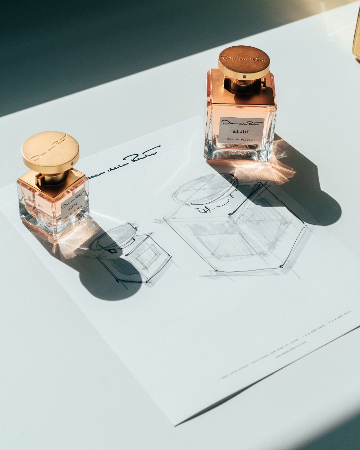Oscar de la Renta lanceert met gepaste trots alibi Eau de Parfum, de eerste geurcreatie voor het merk van co-creative directors Fernando Garcia en Laura Kim.