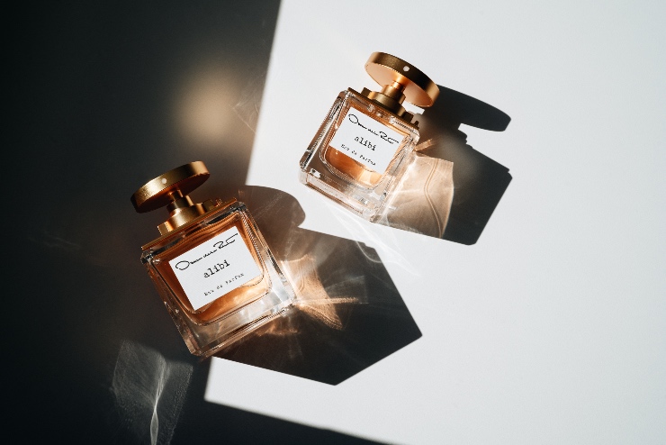 Oscar de la Renta lanceert met gepaste trots alibi Eau de Parfum, de eerste geurcreatie voor het merk van co-creative directors Fernando Garcia en Laura Kim.