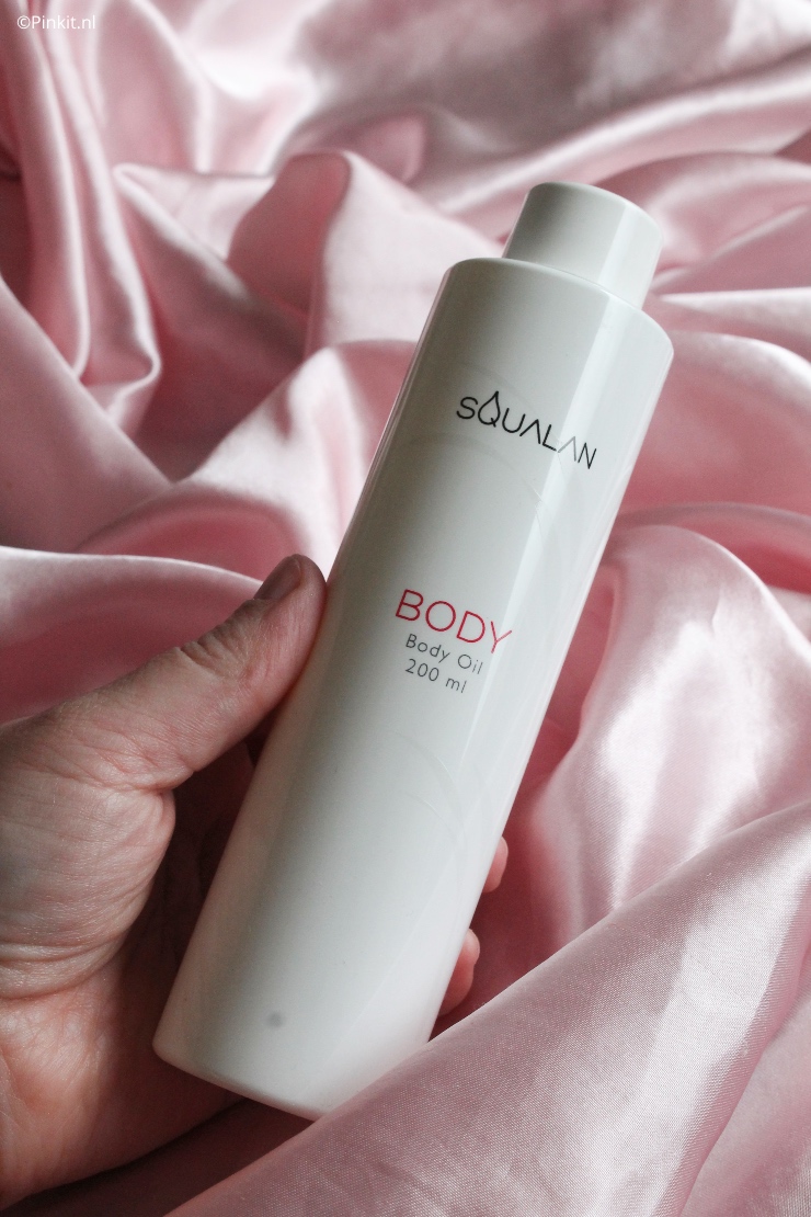 Het merk Squalan zie ik steeds voorbijkomen, maar was voor mij nog redelijk onbekend. Maar daar komt verandering in want ik heb de afgelopen weken twee producten getest namelijk een Body Oil en een Eye Serum. Daarnaast ben ik nog een product van Squalan aan het testen, maar daar vertel ik in een ander artikel later wat meer over.