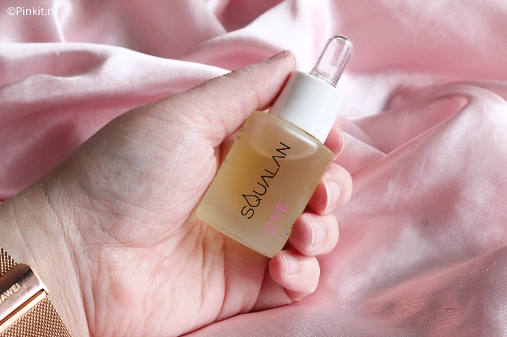 Het merk Squalan zie ik steeds voorbijkomen, maar was voor mij nog redelijk onbekend. Maar daar komt verandering in want ik heb de afgelopen weken twee producten getest namelijk een Body Oil en een Eye Serum. Daarnaast ben ik nog een product van Squalan aan het testen, maar daar vertel ik in een ander artikel later wat meer over.