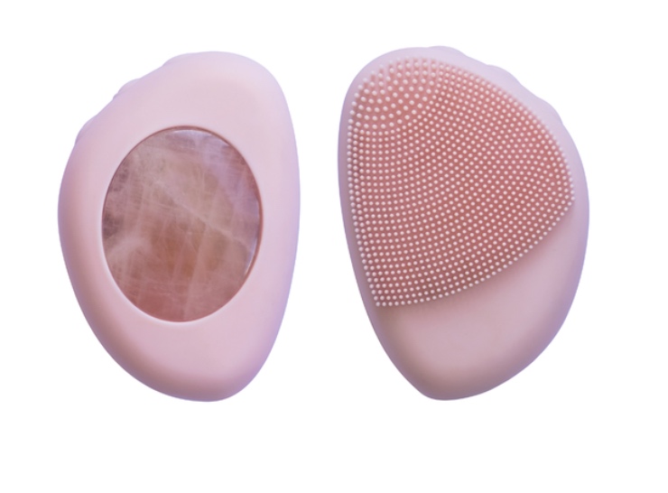 Met trots presenteert The Coucou Club haar nieuwste lancering en 2 musthave tools in 1, de Coucou Rose Quartz Cleansing Brush Your smooth...