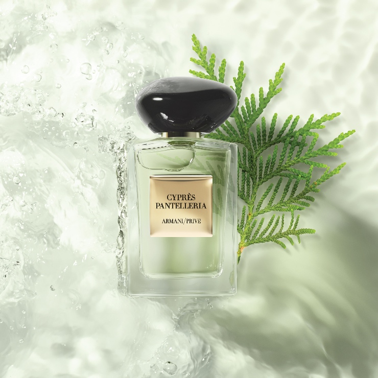 In 2021 is Giorgio Armani voor zijn nieuwste aanvulling in de Les Eaux collectie geïnspireerd geraakt door de rotsachtige kuststrook van het eilandje Pantelleria, dat in een nieuw parfum heeft geresulteerd: CYPRÈS PANTELLERIA, als een eerbetoon aan het indrukkende vulkanische Italiaanse eiland.
