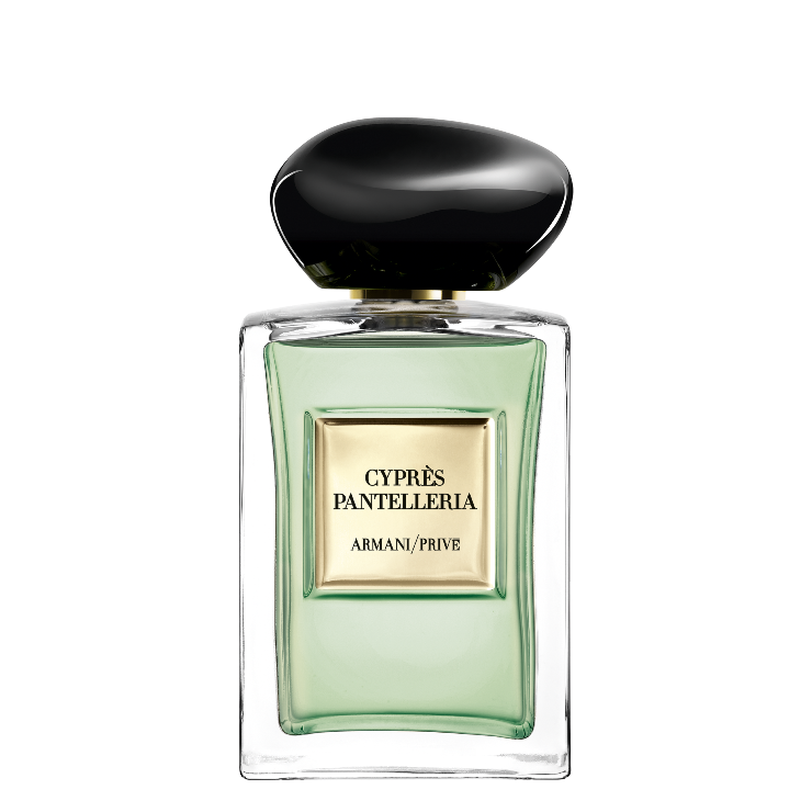In 2021 is Giorgio Armani voor zijn nieuwste aanvulling in de Les Eaux collectie geïnspireerd geraakt door de rotsachtige kuststrook van het eilandje Pantelleria, dat in een nieuw parfum heeft geresulteerd: CYPRÈS PANTELLERIA, als een eerbetoon aan het indrukkende vulkanische Italiaanse eiland.