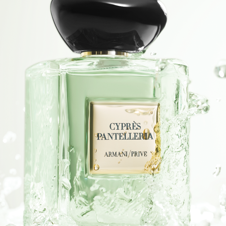 In 2021 is Giorgio Armani voor zijn nieuwste aanvulling in de Les Eaux collectie geïnspireerd geraakt door de rotsachtige kuststrook van het eilandje Pantelleria, dat in een nieuw parfum heeft geresulteerd: CYPRÈS PANTELLERIA, als een eerbetoon aan het indrukkende vulkanische Italiaanse eiland.