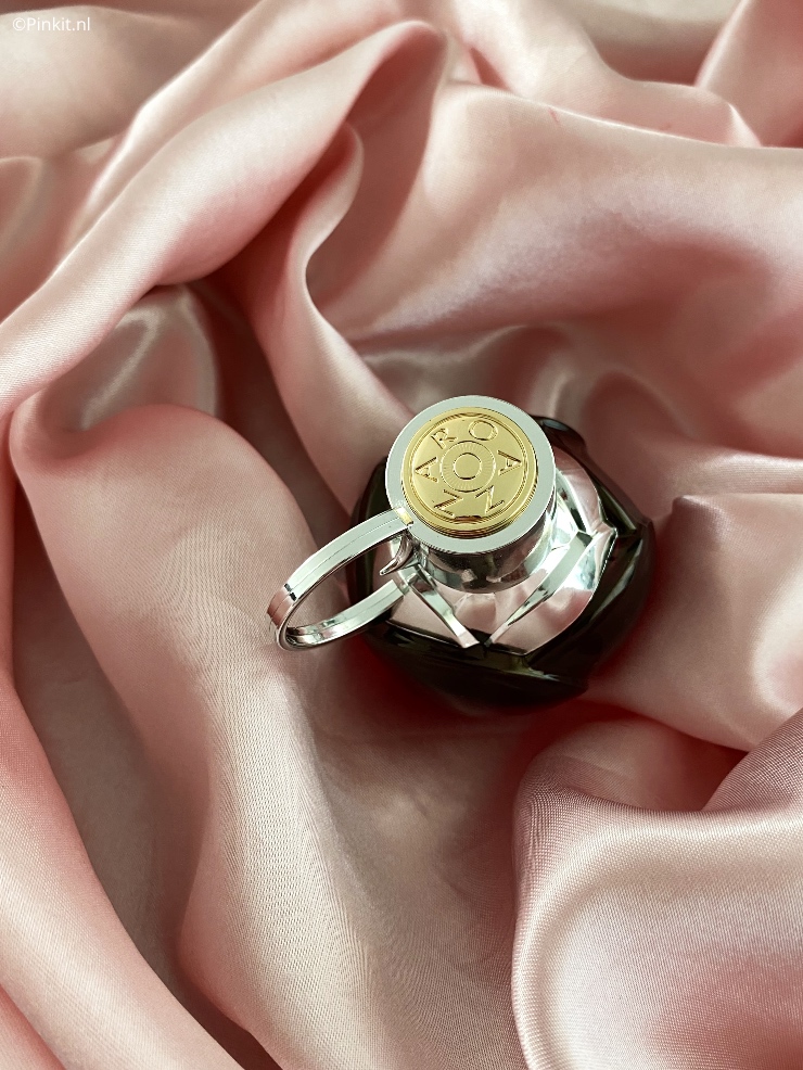 Na het succes van Azzaro Wanted Girl zijn er inmiddels al diverse flankers uitgebracht, de nieuwste lancering heet Wanted Girl By Night en dit parfum ben ik de afgelopen tijd aan het testen geweest. Over de parfums van Azzaro hoor/lees ik eigenlijk niet zoveel, zonde want het is wel een tof merk die zeker meer aandacht verdient!