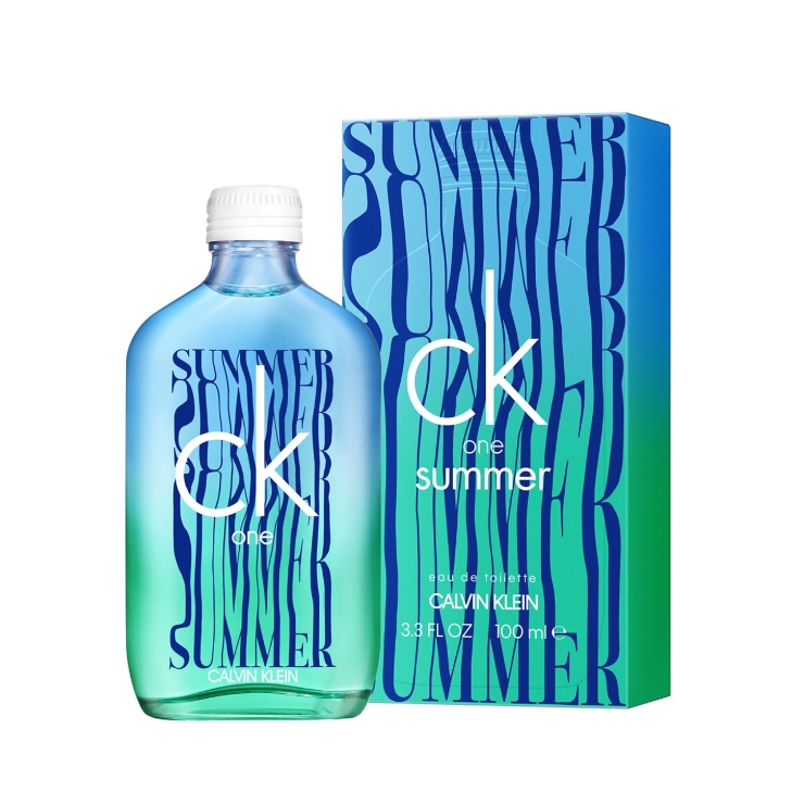 Tijd om de perfecte zomergeur te ontdekken. De nieuwe, genderless CK One Summer 2021 (Parfumeur: Clément Gavarry) zomergeur brengt je in een zomerse stemming! De editie van 2021 is fris & dynamisch. Inmiddels heb ik al meerdere limited editions die ik nog steeds regelmatig gebruik (mijn vriend trouwens ook), zal deze variant ook weer een aanrader zijn?