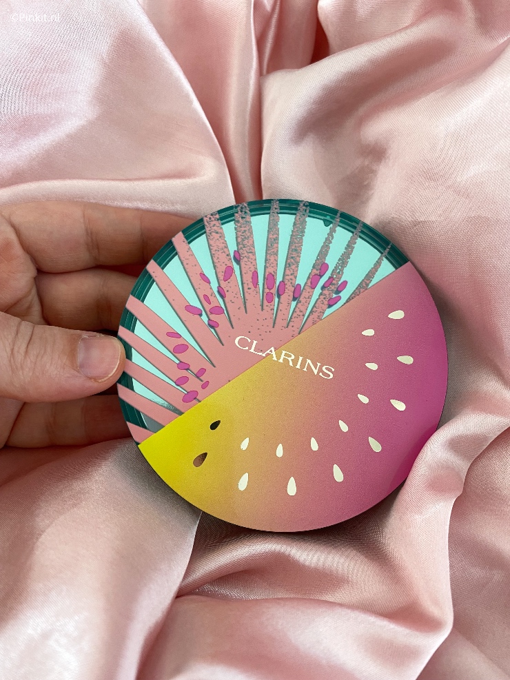 Nog niet zo heel lang geleden heb ik geschreven over de Clarins Fix' Make-up uit de Frozen Summer 2021 Collection. Vandaag nog een artikel over deze zomercollectie, want ik heb de prachtige Bronzing Compact ontvangen en via Instagram had ik meerdere reacties gehad of ik dit product ook wilde reviewen...tuurlijk!