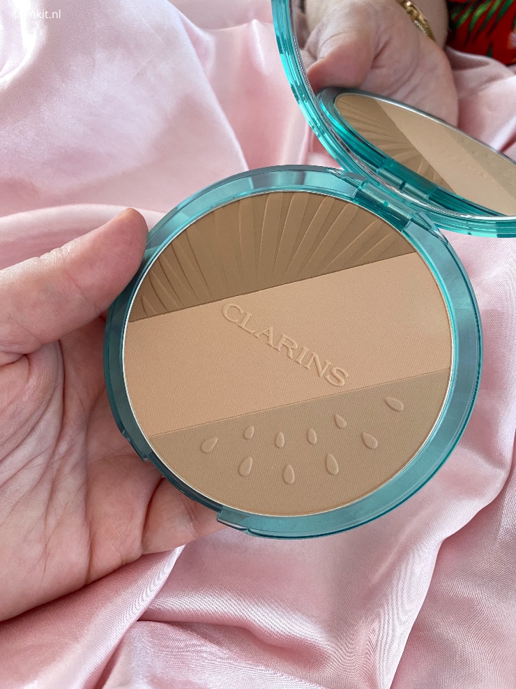 Nog niet zo heel lang geleden heb ik geschreven over de Clarins Fix' Make-up uit de Frozen Summer 2021 Collection. Vandaag nog een artikel over deze zomercollectie, want ik heb de prachtige Bronzing Compact ontvangen en via Instagram had ik meerdere reacties gehad of ik dit product ook wilde reviewen...tuurlijk!