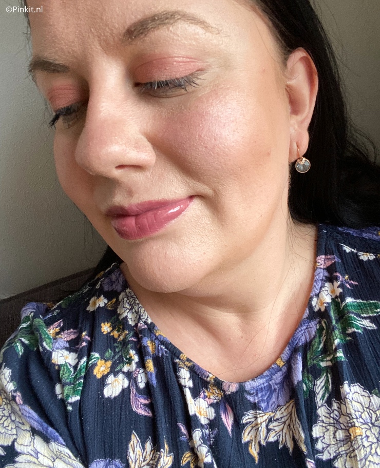 Nog niet zo heel lang geleden heb ik geschreven over de Clarins Fix' Make-up uit de Frozen Summer 2021 Collection. Vandaag nog een artikel over deze zomercollectie, want ik heb de prachtige Bronzing Compact ontvangen en via Instagram had ik meerdere reacties gehad of ik dit product ook wilde reviewen...tuurlijk!