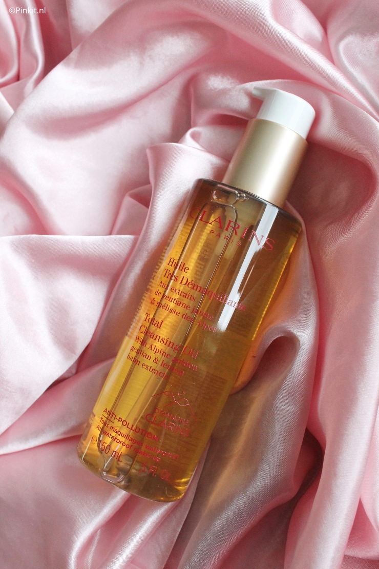 Een aantal maanden geleden heeft Clarins diverse nieuwe cleansers aan het assortiment toegevoegd. Ik heb daar van twee producten ontvangen en eentje zelf gekocht. Inmiddels heb ik de Clarins cleansers al even in gebruik en kan ik er eindelijk ook weer wat meer over vertellen.