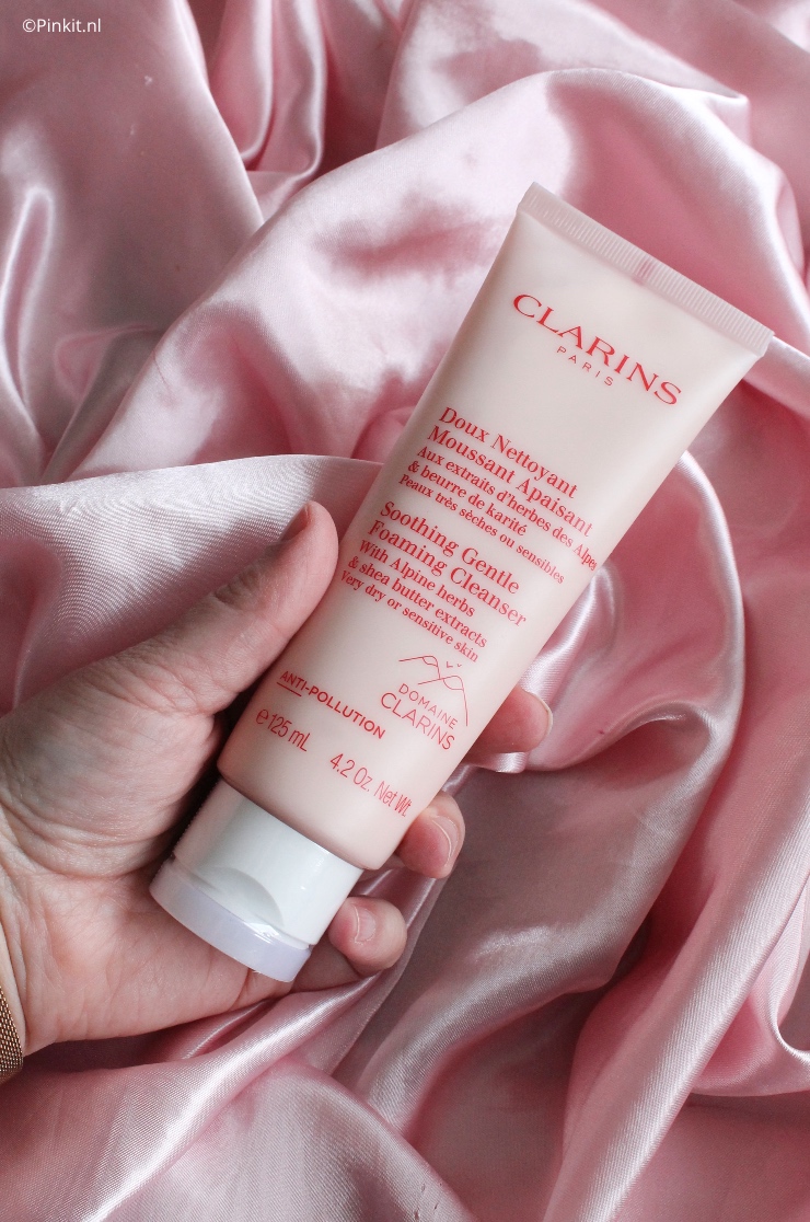 Een aantal maanden geleden heeft Clarins diverse nieuwe cleansers aan het assortiment toegevoegd. Ik heb daar van twee producten ontvangen en eentje zelf gekocht. Inmiddels heb ik de Clarins cleansers al even in gebruik en kan ik er eindelijk ook weer wat meer over vertellen.