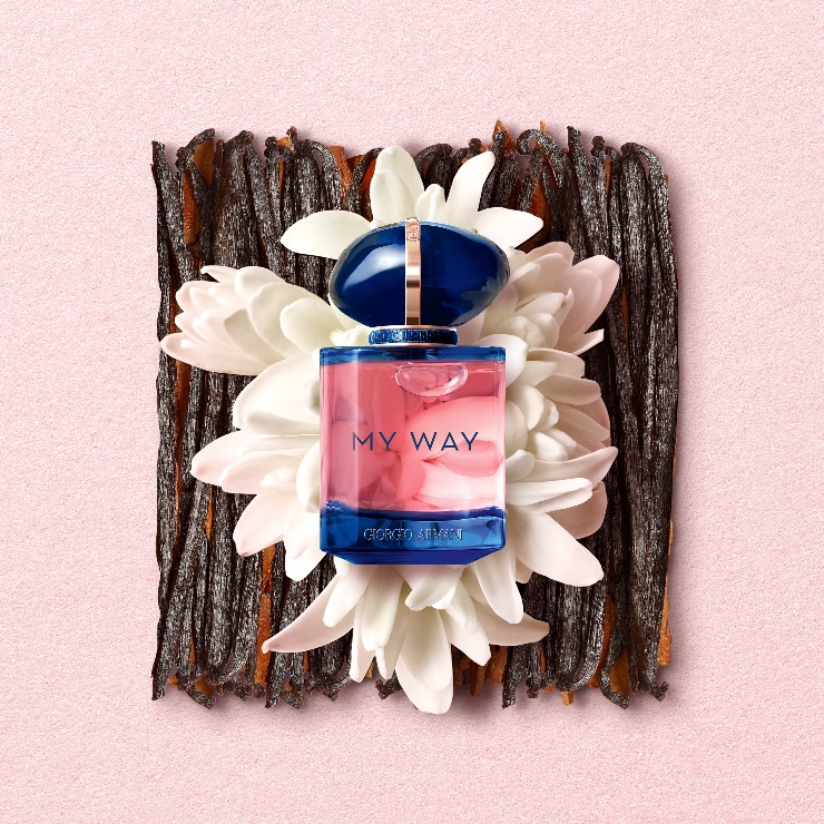 Giorgio Armani My Way Intense start een nieuw sensueel hoofdstuk binnen het My Way universum. Met een versterkt bloemig hart en een intens houtachtige parfumspoor, toont My Way Intense Eau de Parfum een krachtige kant van het unieke, verleidelijke signatuur.
