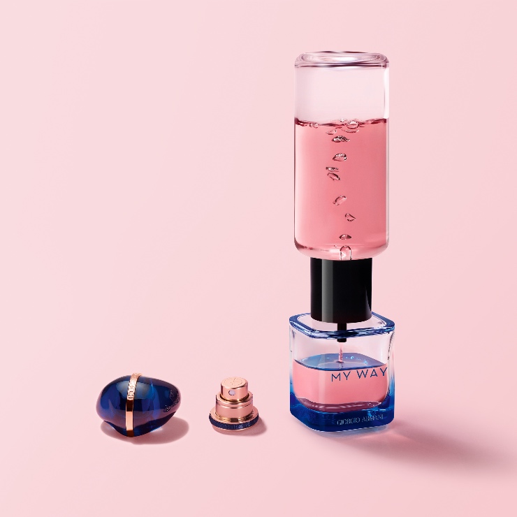 Giorgio Armani My Way Intense start een nieuw sensueel hoofdstuk binnen het My Way universum. Met een versterkt bloemig hart en een intens houtachtige parfumspoor, toont My Way Intense Eau de Parfum een krachtige kant van het unieke, verleidelijke signatuur.