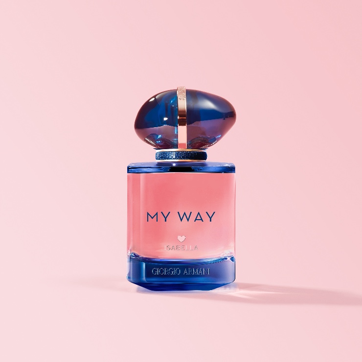 Giorgio Armani My Way Intense start een nieuw sensueel hoofdstuk binnen het My Way universum. Met een versterkt bloemig hart en een intens houtachtige parfumspoor, toont My Way Intense Eau de Parfum een krachtige kant van het unieke, verleidelijke signatuur. 