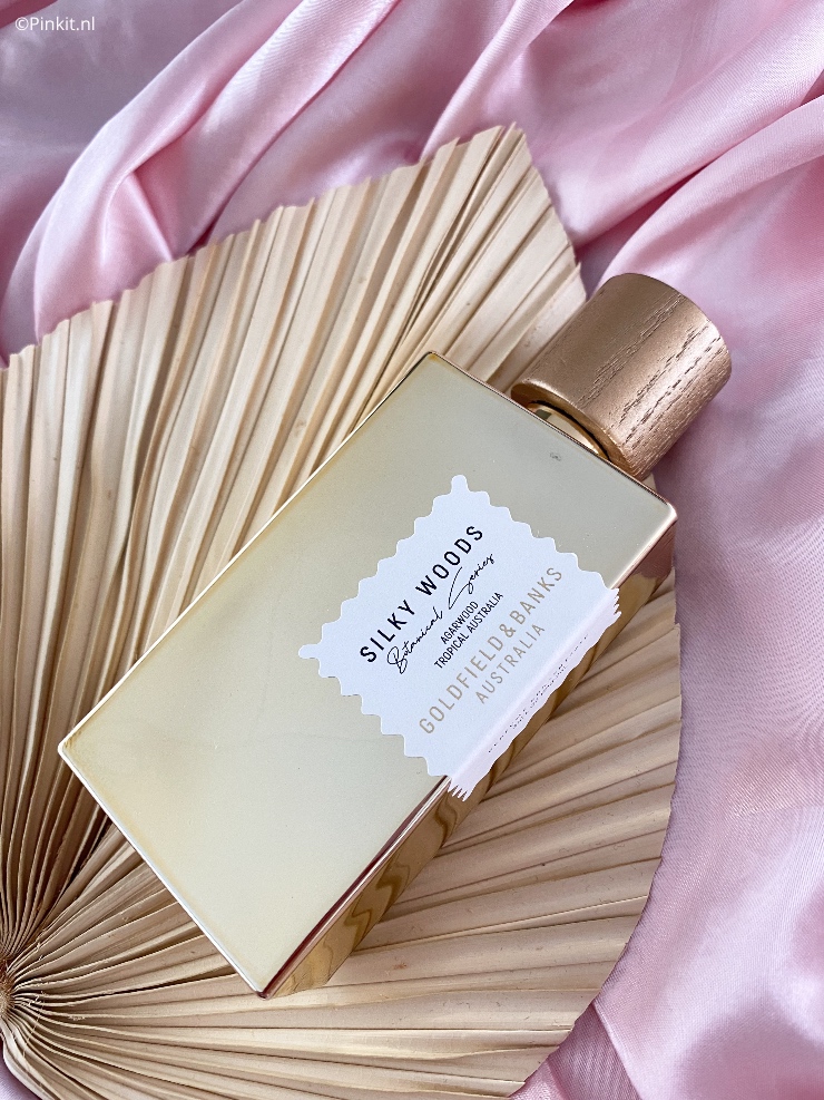 Van een mooie geur en parfum kan ik ontzettend genieten en blij worden, dit gevoel had ik meteen bij de eerste spray van de nieuwste Goldfield & Banks lancering genaamd Silky Woods. Niet alleen de flacon is een plaatje, de geur is uniek, vrouwelijk, mooi...en zo kan ik nog wel even doorgaan!