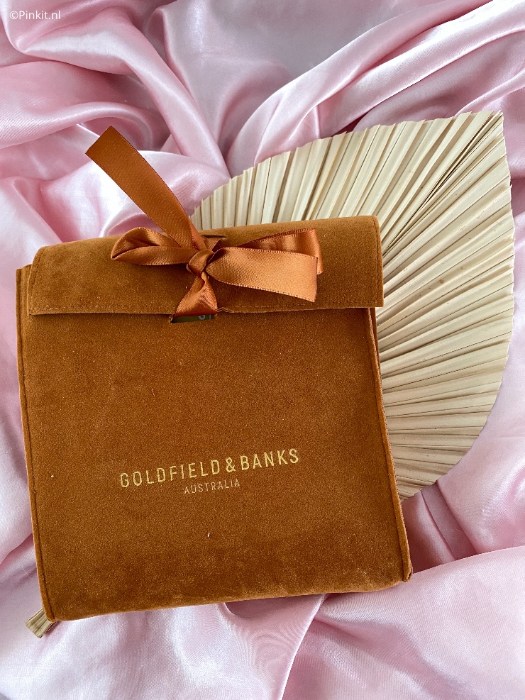 Van een mooie geur en parfum kan ik ontzettend genieten en blij worden, dit gevoel had ik meteen bij de eerste spray van de nieuwste Goldfield & Banks lancering genaamd Silky Woods. Niet alleen de flacon is een plaatje, de geur is uniek, vrouwelijk, mooi...en zo kan ik nog wel even doorgaan!
